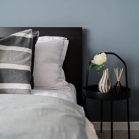 Chic Black & White 2Br Retreat On Dambovitei Bucharest Exterior photo