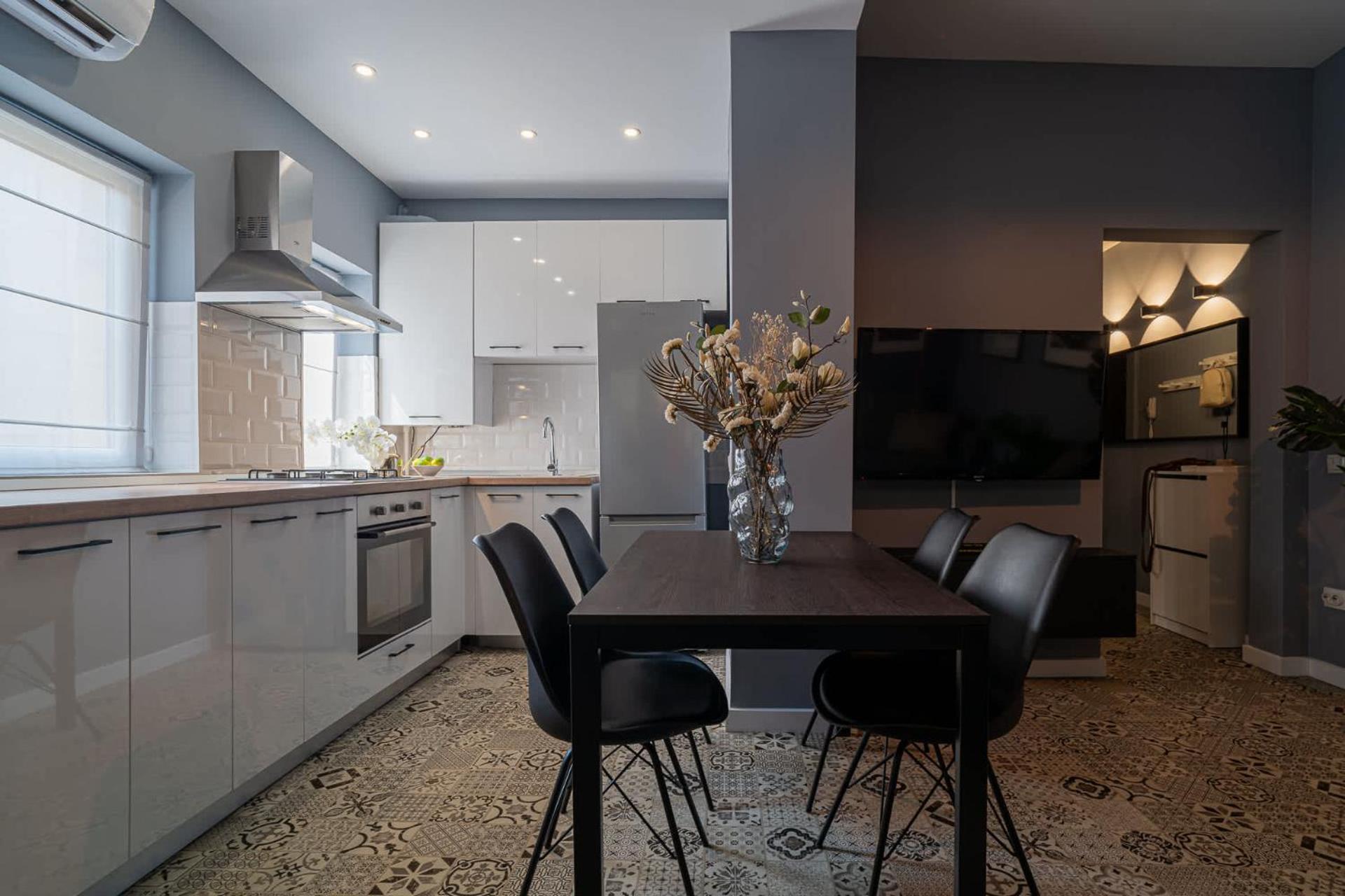 Chic Black & White 2Br Retreat On Dambovitei Bucharest Exterior photo