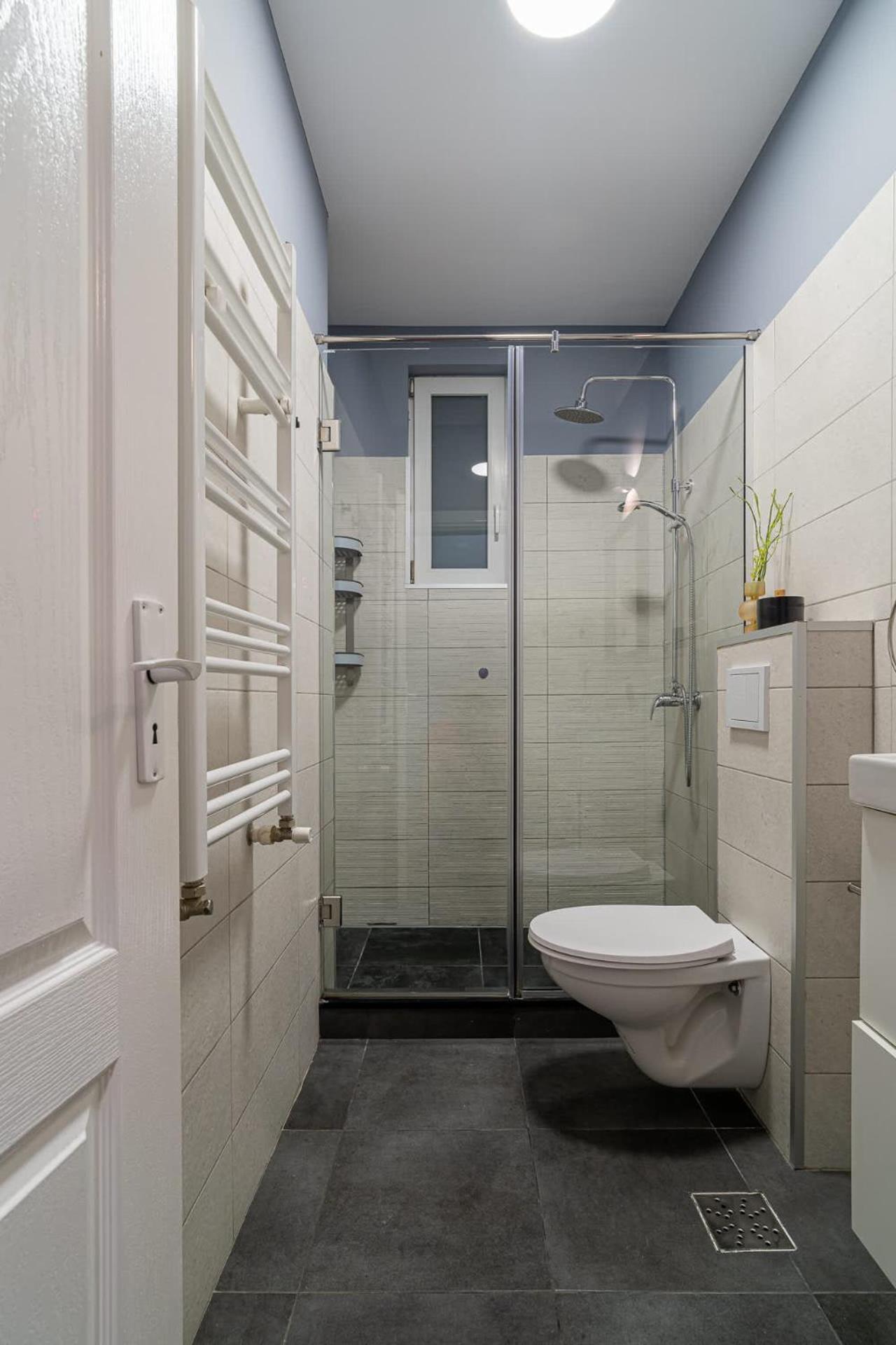 Chic Black & White 2Br Retreat On Dambovitei Bucharest Exterior photo