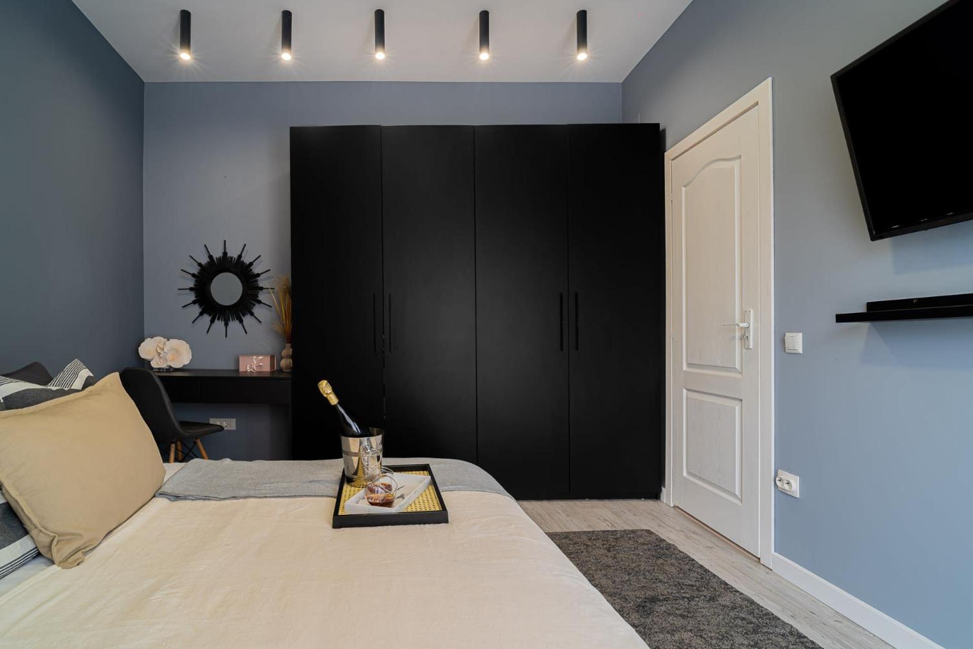 Chic Black & White 2Br Retreat On Dambovitei Bucharest Exterior photo