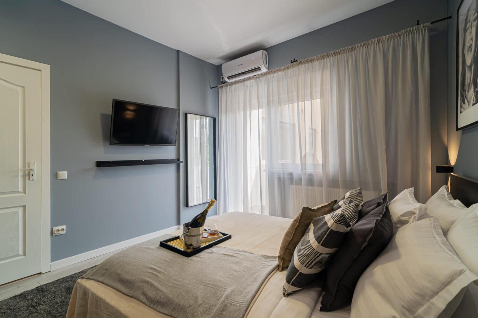 Chic Black & White 2Br Retreat On Dambovitei Bucharest Exterior photo