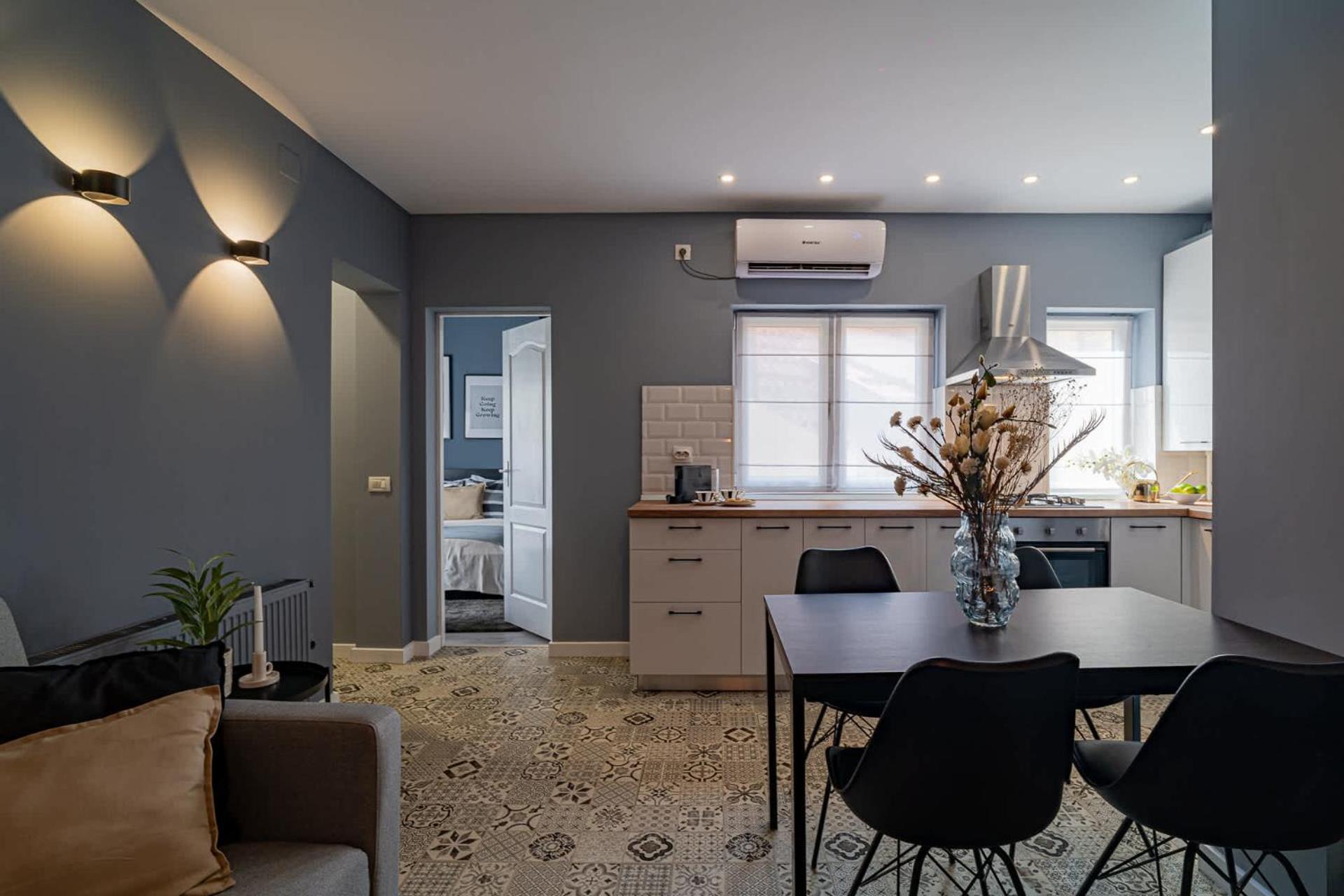 Chic Black & White 2Br Retreat On Dambovitei Bucharest Exterior photo